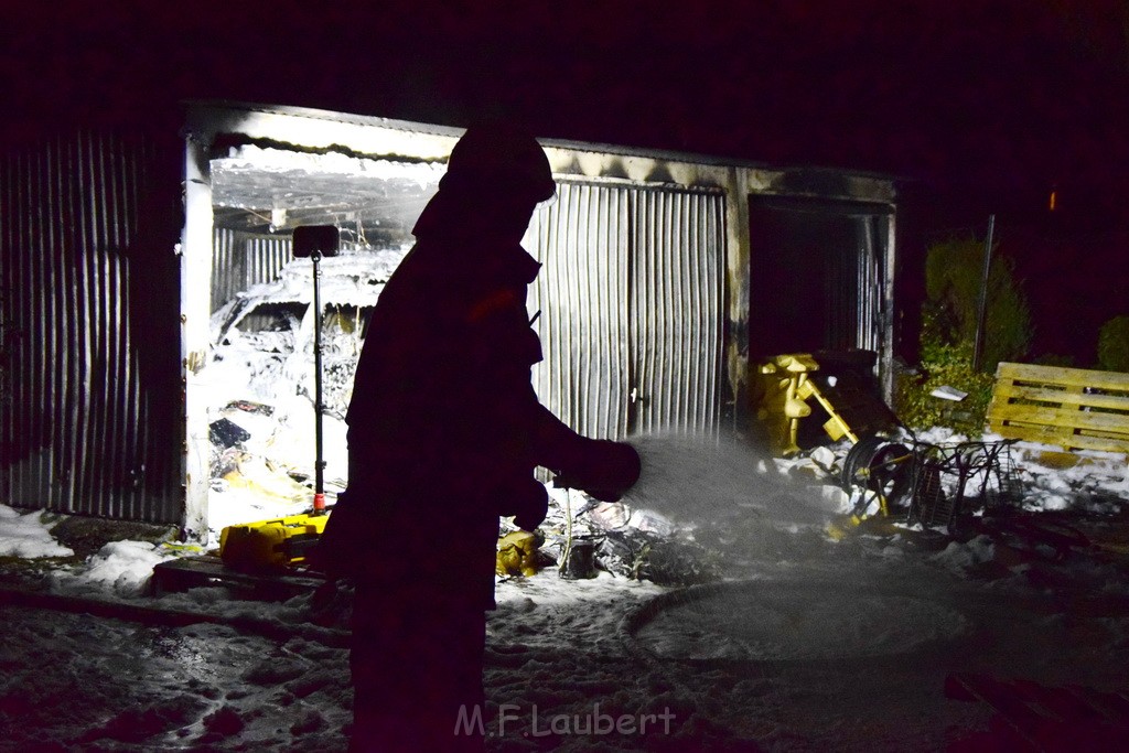 Feuer Hinterhof Garagen Koeln Hoehenberg Olpenerstr P144.JPG - Miklos Laubert